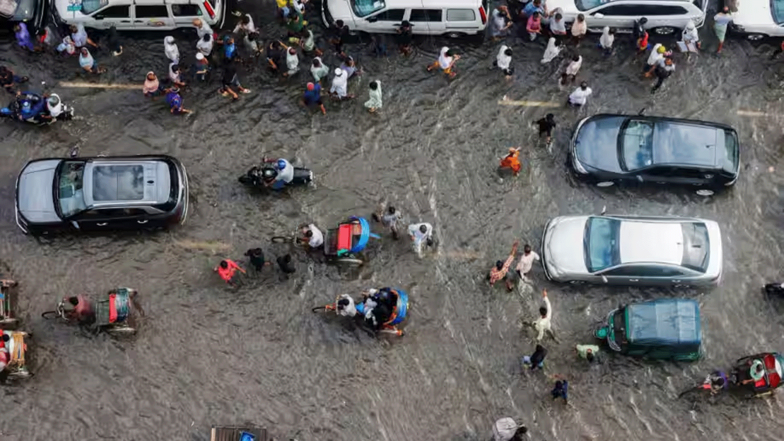 ملايين السكان يعانون جراء أسبوعين من الأمطار الغزيرة التي تسببت في فيضانات وانهيارات أرضية في بنغلادش(تويتر)
