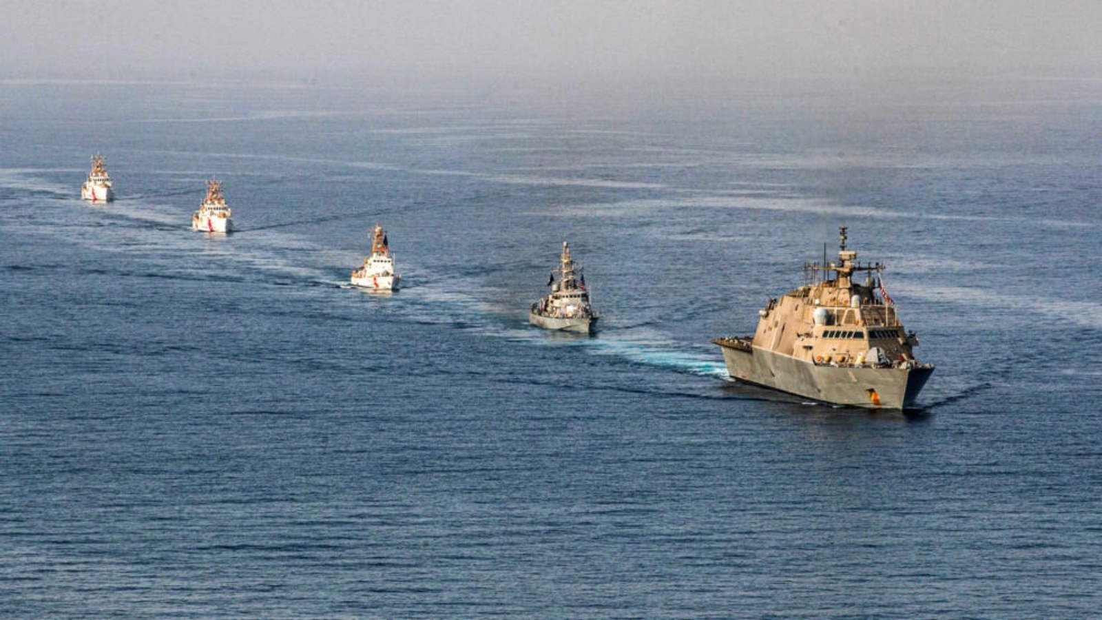 سفن أميركية لدى عبورها مضيق هرمز ضمن نطاق عمليات الأسطول الخامس في صورة موزعة في 24 يونيو 2022