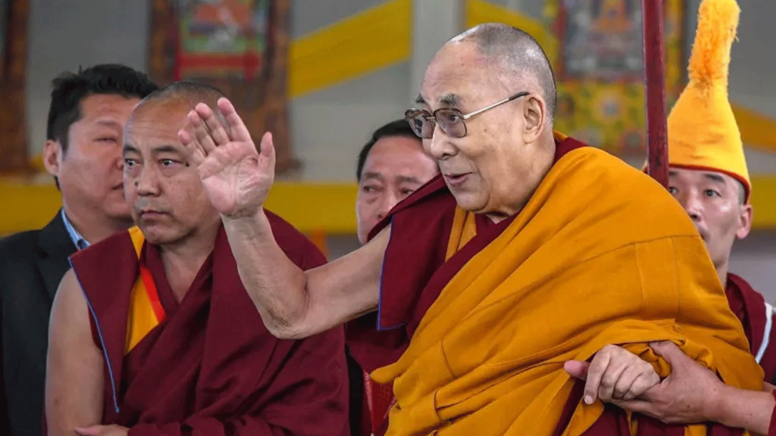 الدالاي لاما(في الوسط) يُحيي المصلين في الحفل الختامي لجلسة تعليمية في الموقع البوذي المقدس بود جايا، الهند. في 31 كانون الاول\ديسمبر 2018
