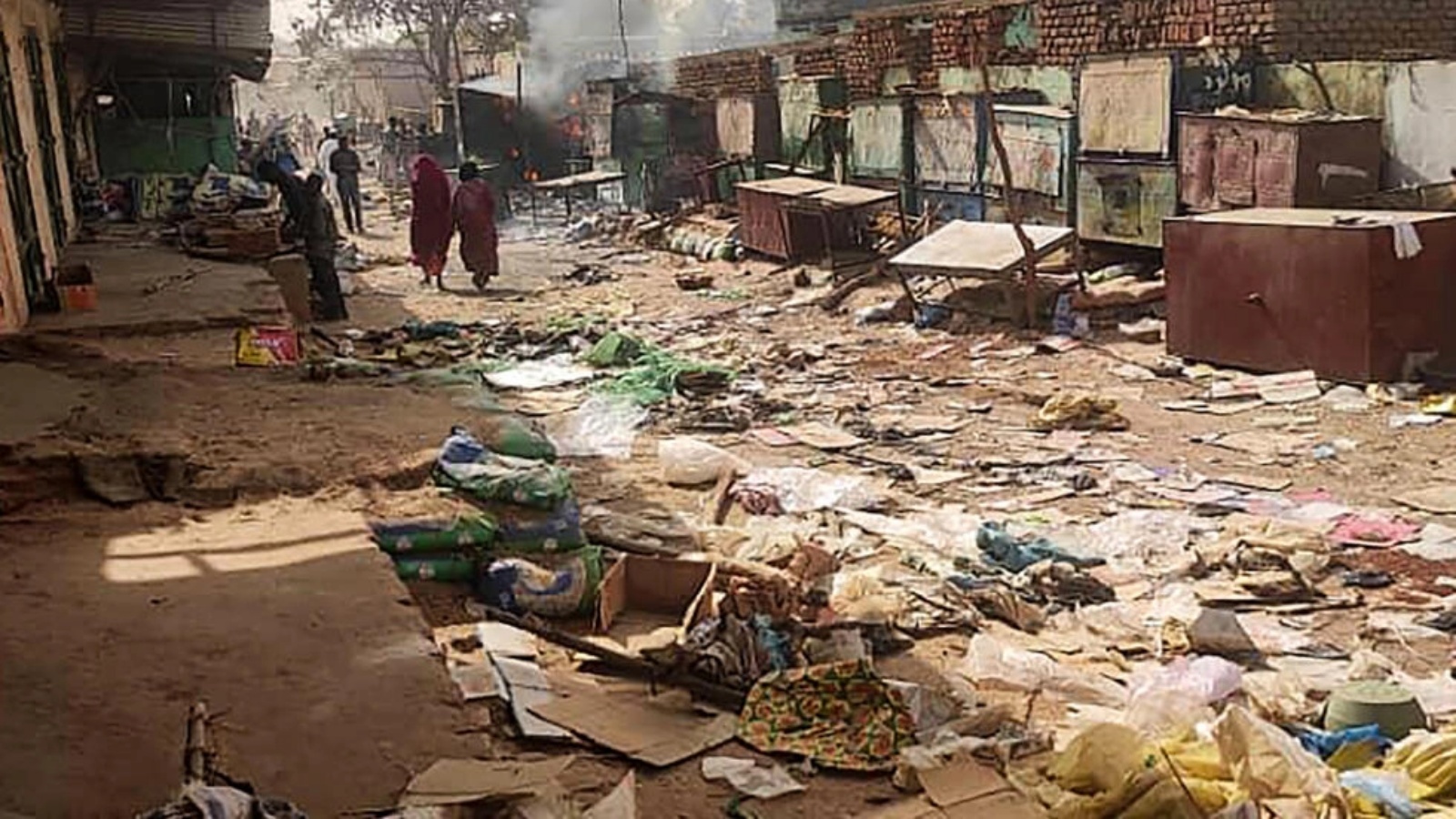 دمار نتيجة المعارك في سوق في الجنينة، عاصمة ولاية غرب دارفور، في 29 أبريل 2023