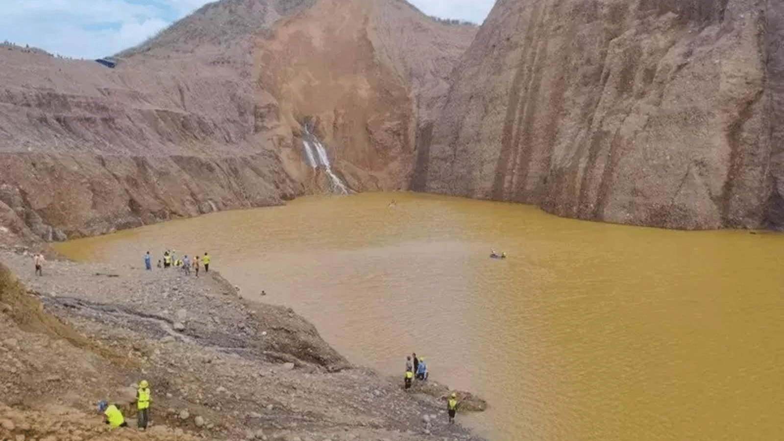 فريق الإنقاذ يسعى إلى تحديد مكان عمال المناجم المفقودين بعد الانهيار الأرضي