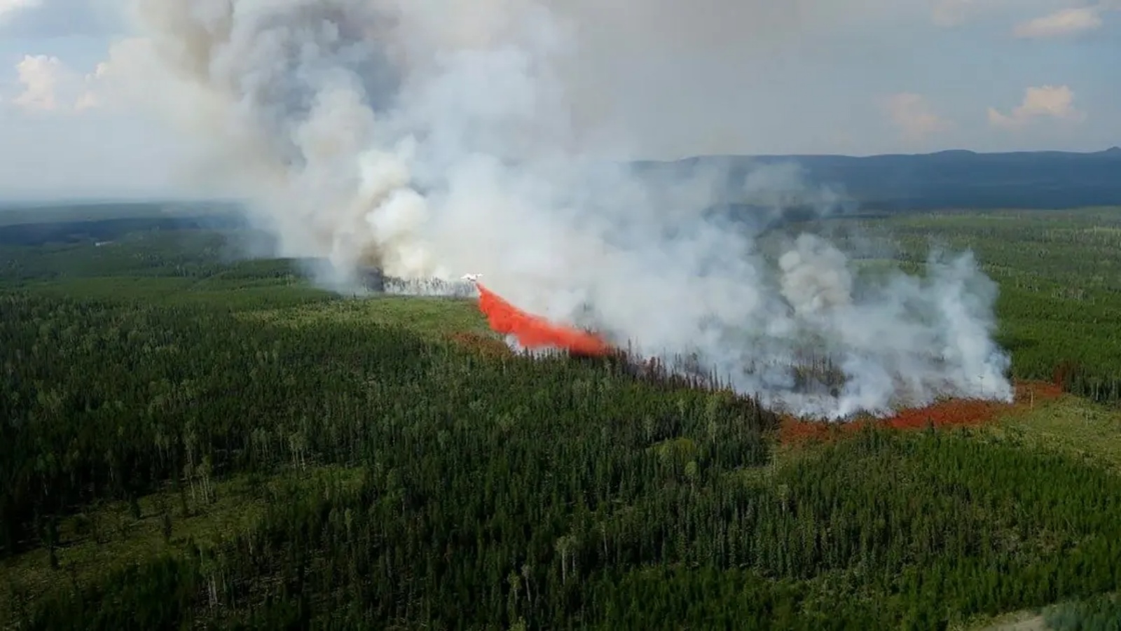 تظهر هذه الصورة المنشورة في 24 يوليو 2023 والتي أصدرتها خدمة Wildfire في كولومبيا البريطانية، طائرة إطفاء حريق تقاتل حرائق غابات تاونسند كريك في مدينة بيكر كريك، كولومبيا البريطانية، كندا