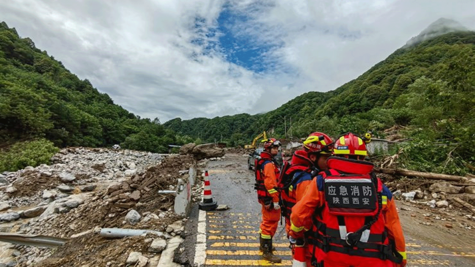 فرق الإنقاذ تعمل في قرية جبلية بالقرب من مدينة شيان شمال غرب الصين، حيث جرفت الفيضانات والانهيارات الطينية المنازل وألحقت أضرارًا بالطرق والجسور ومنشآت الطاقة(يونهاب)