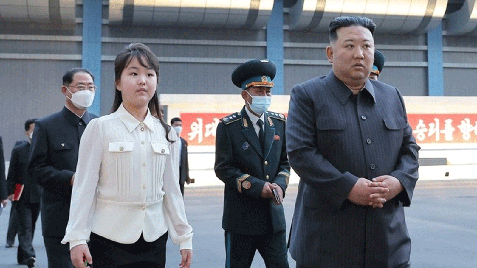الزعيم الكوري الشمالي كيم جونغ أون وابنته جو إي يزوران وكالة تطوير الفضاء في كوريا الديمقراطية، 18 نيسان\ أبريل 2023.