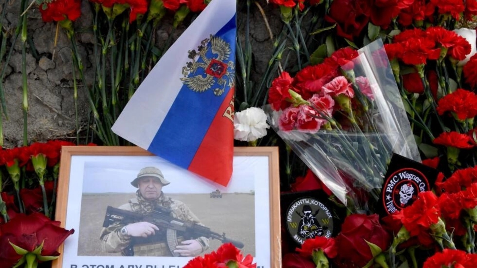 صورة ليفغيني بريغوزين تظهر وسط الزهور أمام مركز الشركة العسكرية الخاصة فاغنر في سان بطرسبرغ، في 25 أغسطس 2023