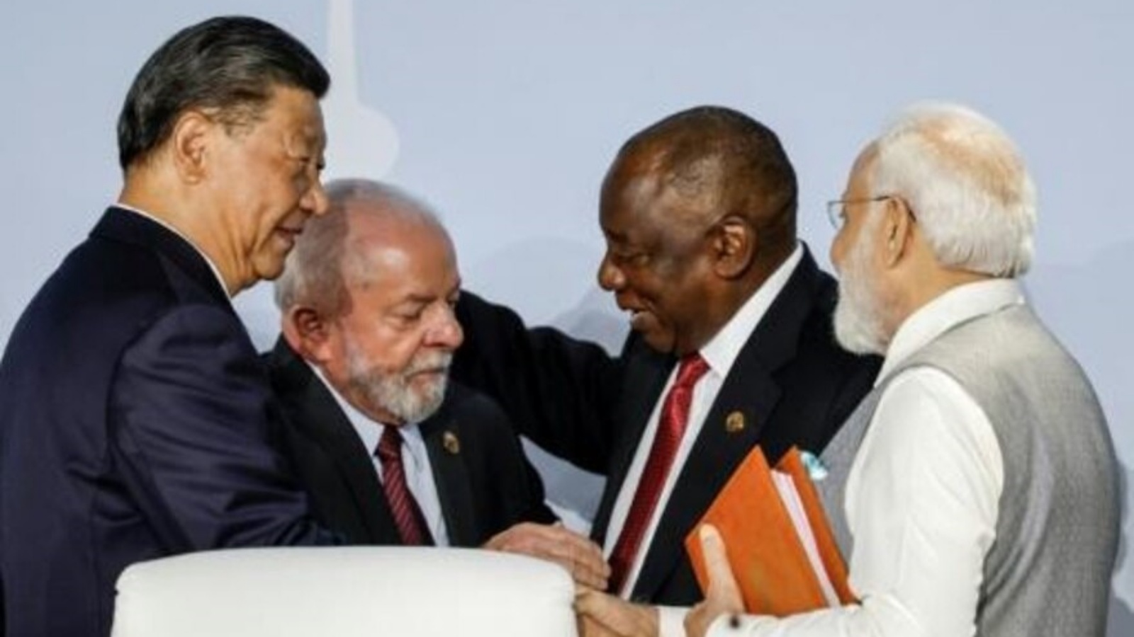 (من اليسار إلى اليمين) الرئيس الصيني شي جينبينغ، والرئيس البرازيلي لويس إيناسيو لولا دا سيلفا، ورئيس جنوب أفريقيا سيريل رامابوزا، ورئيس وزراء الهند ناريندرا مودي خلال قمة بريكس في مركز ساندتون للمؤتمرات في جوهانسبرغ في 24 أغسطس 2023