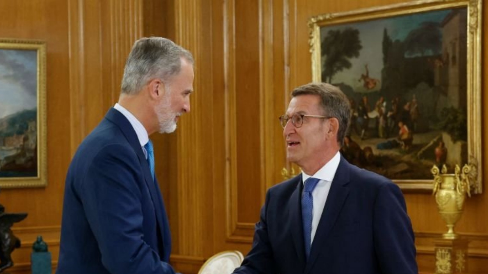 ملك إسبانيا فيليبي السادس يستقبل مرشح الحزب الشعبي المحافظ ألبرتو نونييس فيخو في إطار جولة المشاورات مع الممثلين السياسيين قبل اقتراح مرشح للمنصب، في قصر زارزويلا في مدريد في 22 أغسطس 2023