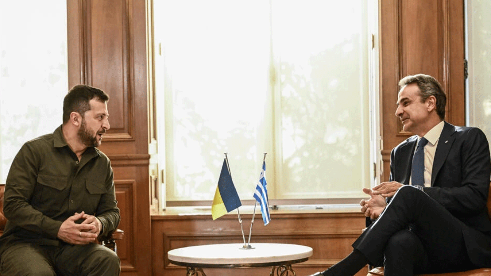 رئيس الوزراء اليوناني كيرياكوس ميتسوتاكيس يلتقي بالرئيس الأوكراني فولوديمير زيلينسكي في قصر ماكسيموس\ أثينا