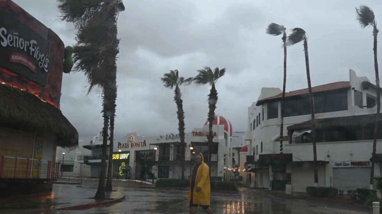 جلب الإعصار هيلاري أمطارًا غزيرة وانهيارات أرضية ورياحًا عاصفة إلى باجا كاليفورنيا