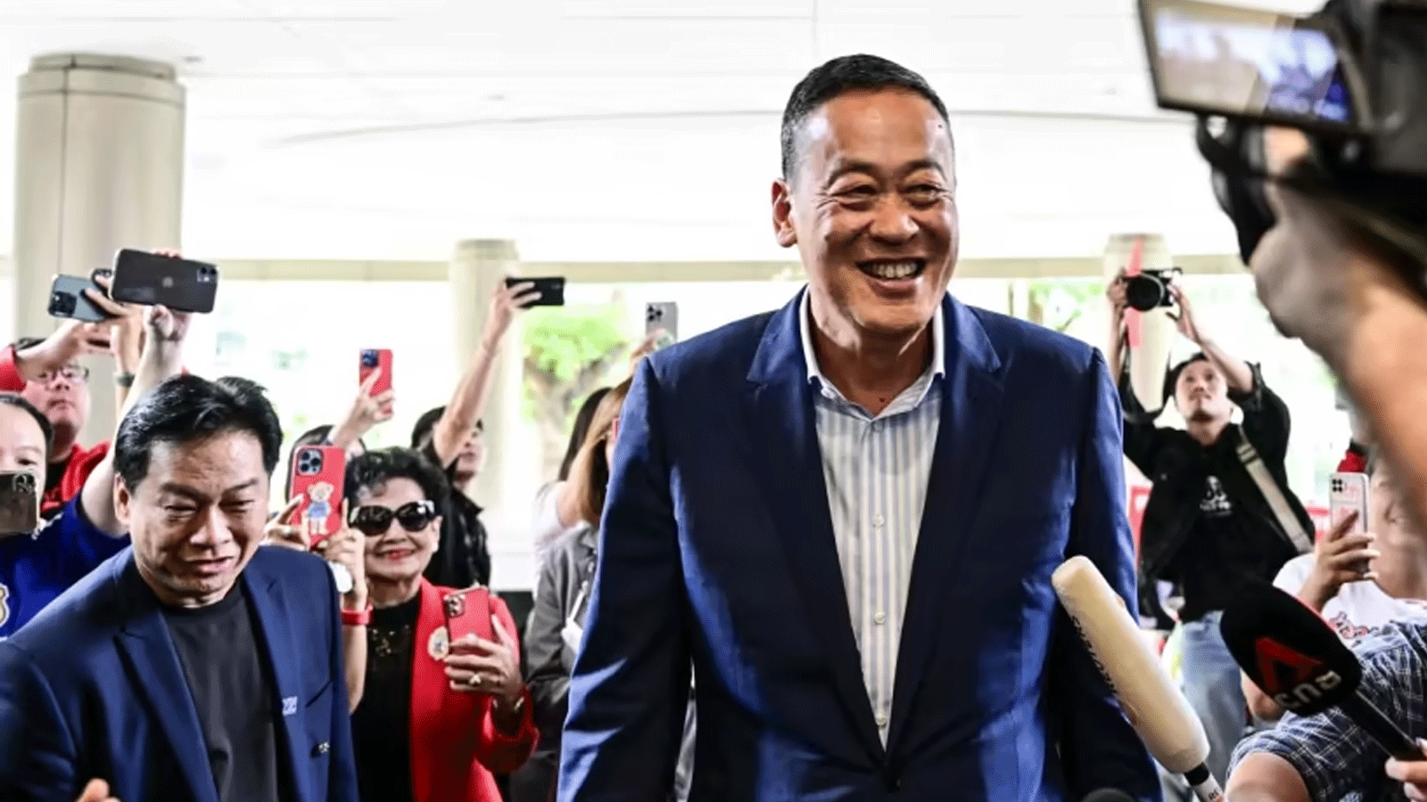 مرشح حزب Pheu Thai لرئاسة الوزراء، سريتا تافيسين، يصل إلى مقر الحزب في بانكوك في 22 آب\ أغسطس 2023، قبل التصويت الثاني لرئاسة الوزراء في البرلمان التايلاندي