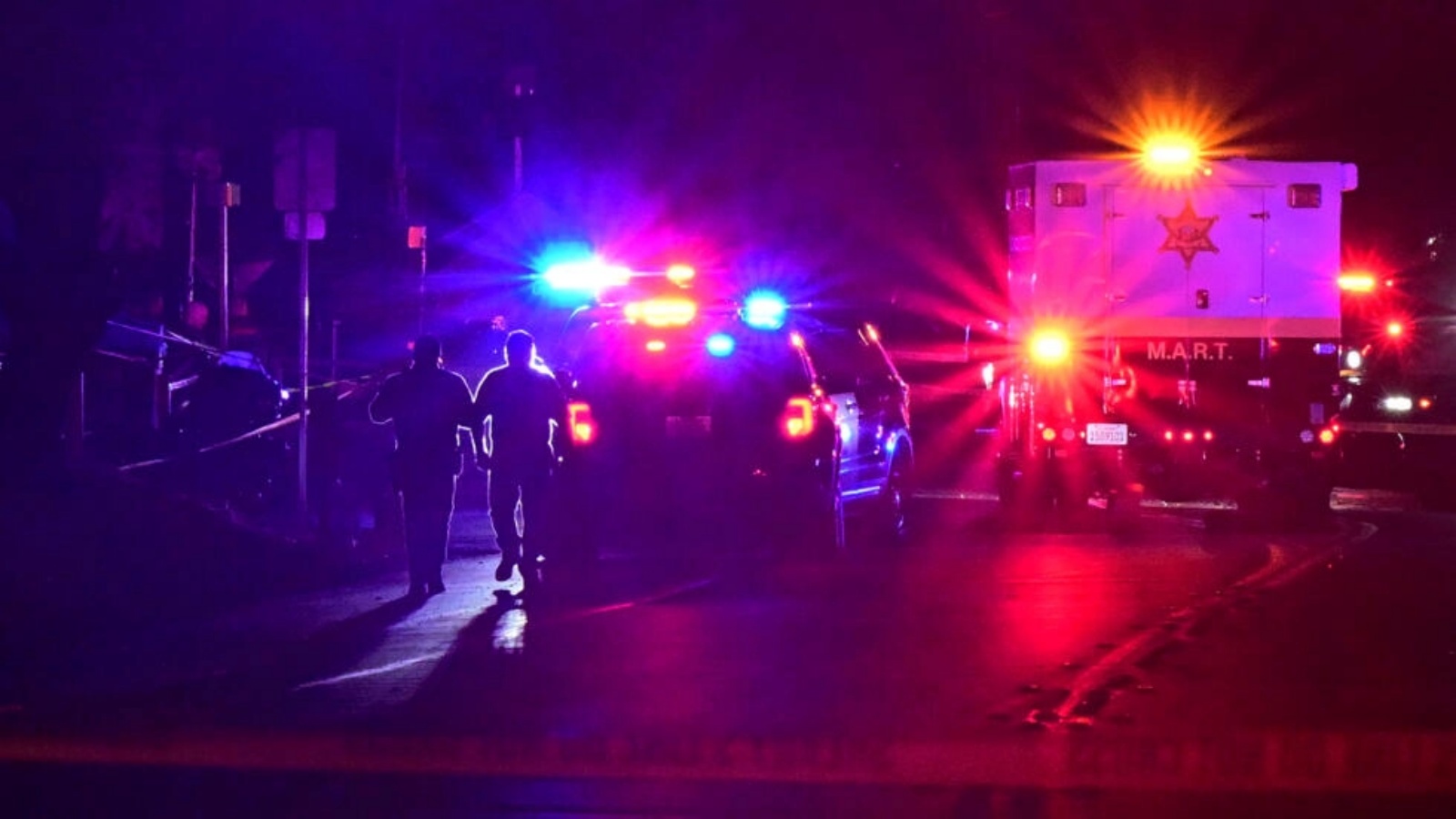 آليات للشرطة بعد عملية إطلاق نار أوقعت ثلاية قتلى على الأقل في حانة في ولاية كاليفورنيا الأميركية في 23 أغسطس 2023