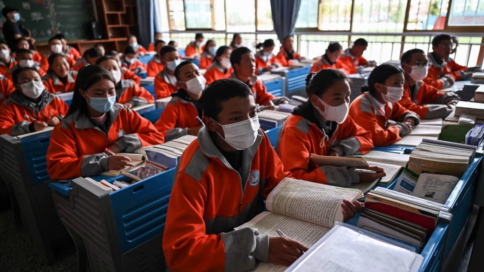 صورة تم التقاطها خلال جولة إعلامية نظمتها الحكومة تُظِهر الطلاب في فصل دراسي في مدرسة لاسا ناغتشو الثانوية الثانية في منطقة التبت ذاتية الحكم في الصين في يونيو\حزيران 2021