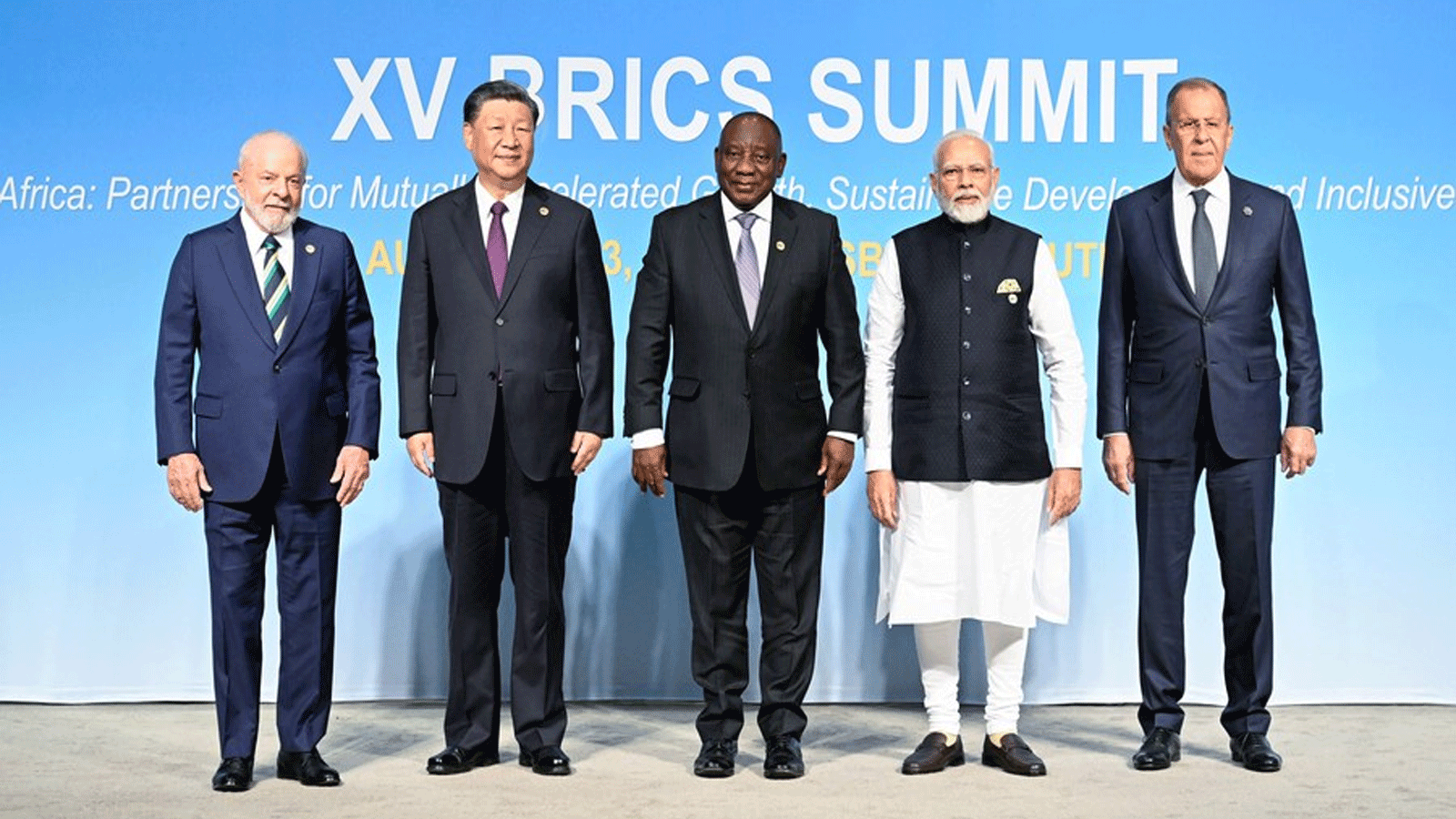 صورة تذكارية لـ4 من قادة بريكس ووزير خارجية روسيا(xinhua)