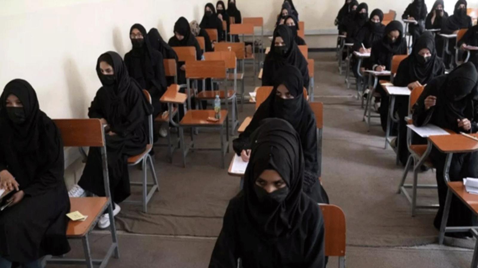 طالبات أفغانيات يؤدين امتحانات القبول في جامعة كابول قبل فرض الحظر على الجامعات والمدارس الابتدائية