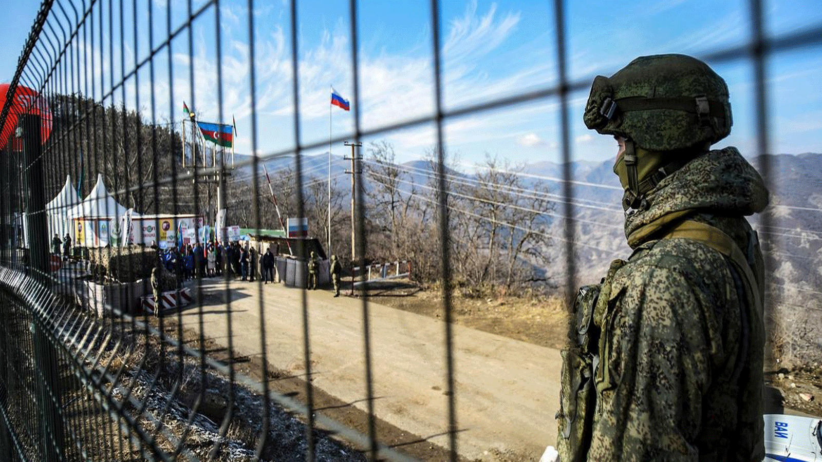 جندي يقف مراقبًا على ممر لاتشين في نقطة النزاع بين أرمينيا وأذربيجان