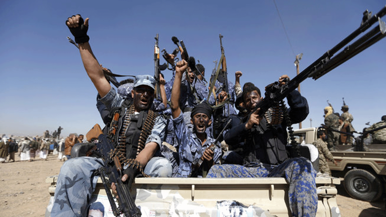 مسلحون في اليمن حيث يستمر النزاع بين الجيش والحوثيين