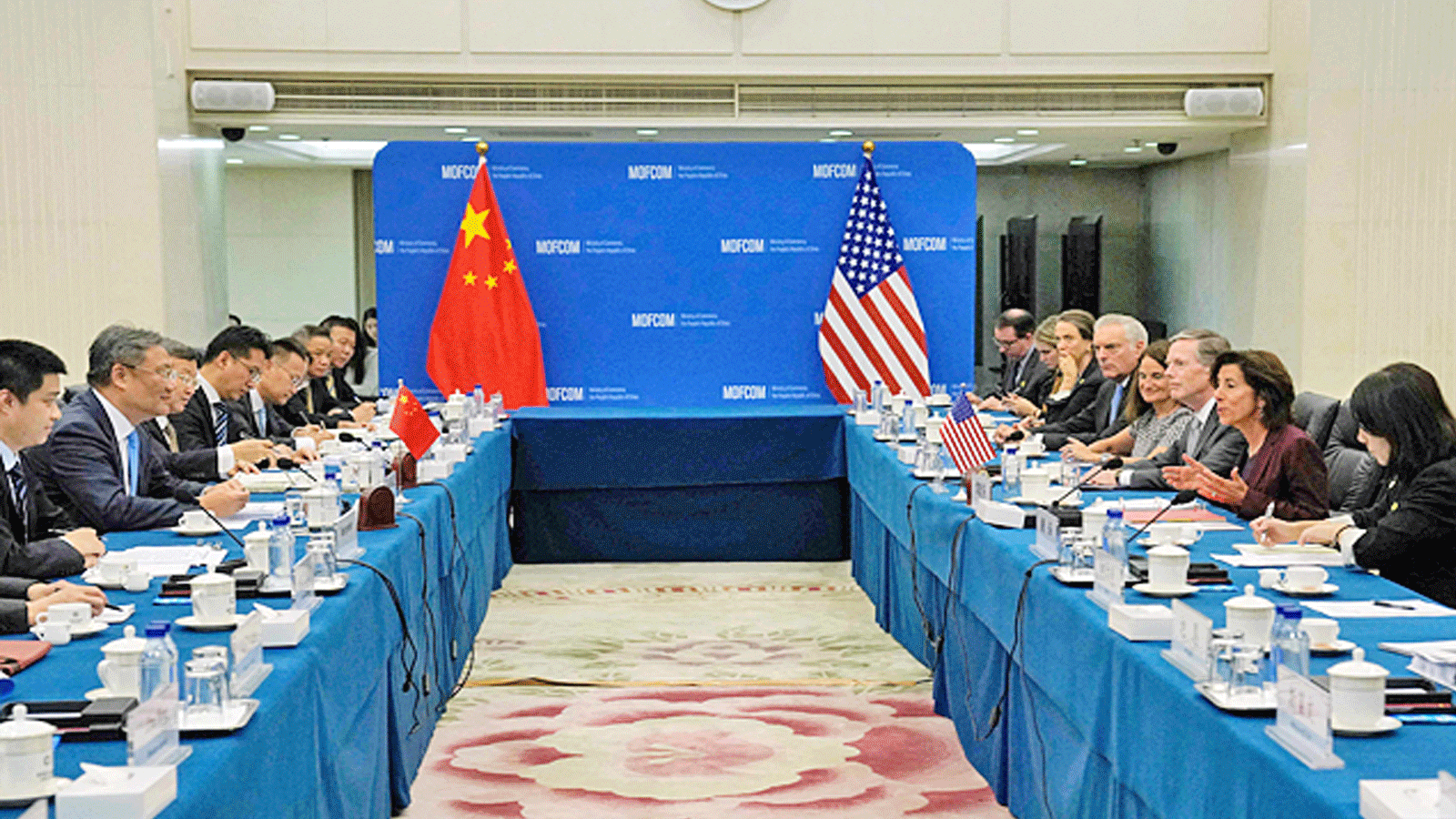 وزيرة التجارة الأميركية جينا رايموندو تتحدث خلال اجتماع مع وزير التجارة الصيني وانغ وينتاو
