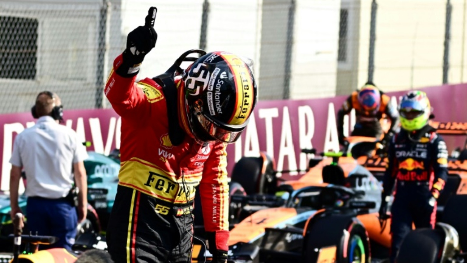 الإسباني كارلوس ساينس سائق فيراري يحتفل بعد حصوله على المركز الأول