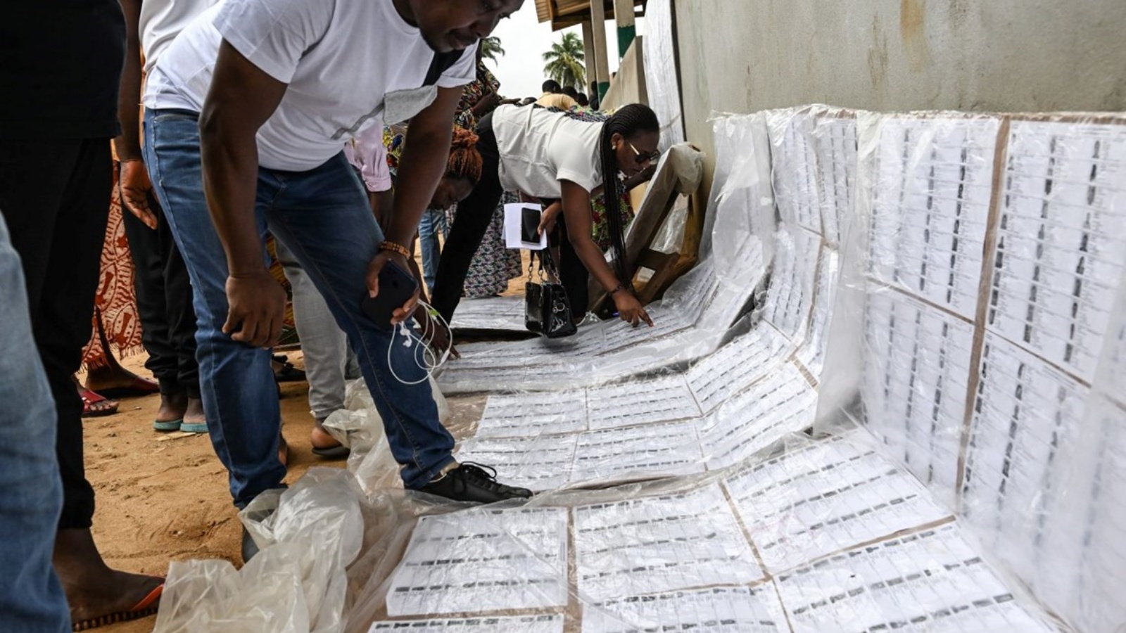 بدء فرز الأصوات في انتخابات البلديات والمناطق في ساحل العاج