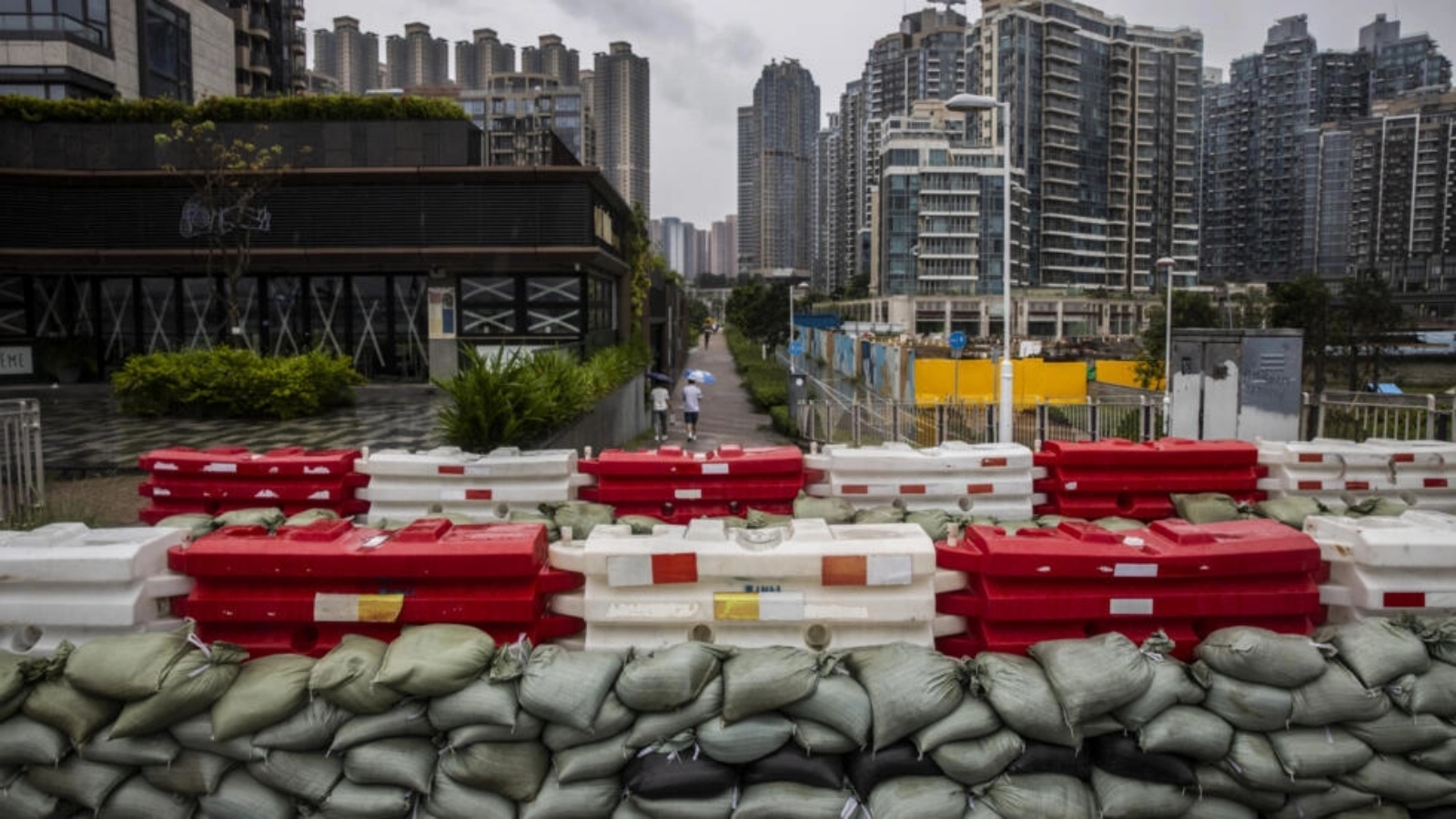حواجز أقيمت بأكياس رمل بمحاذاة شاطئ في هونغ كونغ في الأول من سبتمبر 2023 تحسباً لوصول الإعصاء الكبير ساولا