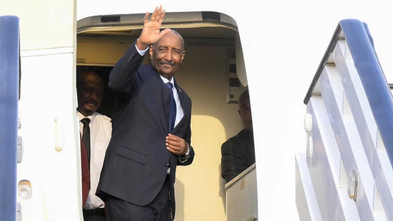 قائد الجيش السوداني عبد الفتاح البرهان يهم بركوب الطائرة في مدينة بورتسودان في الرابع من سبتمبر 2023