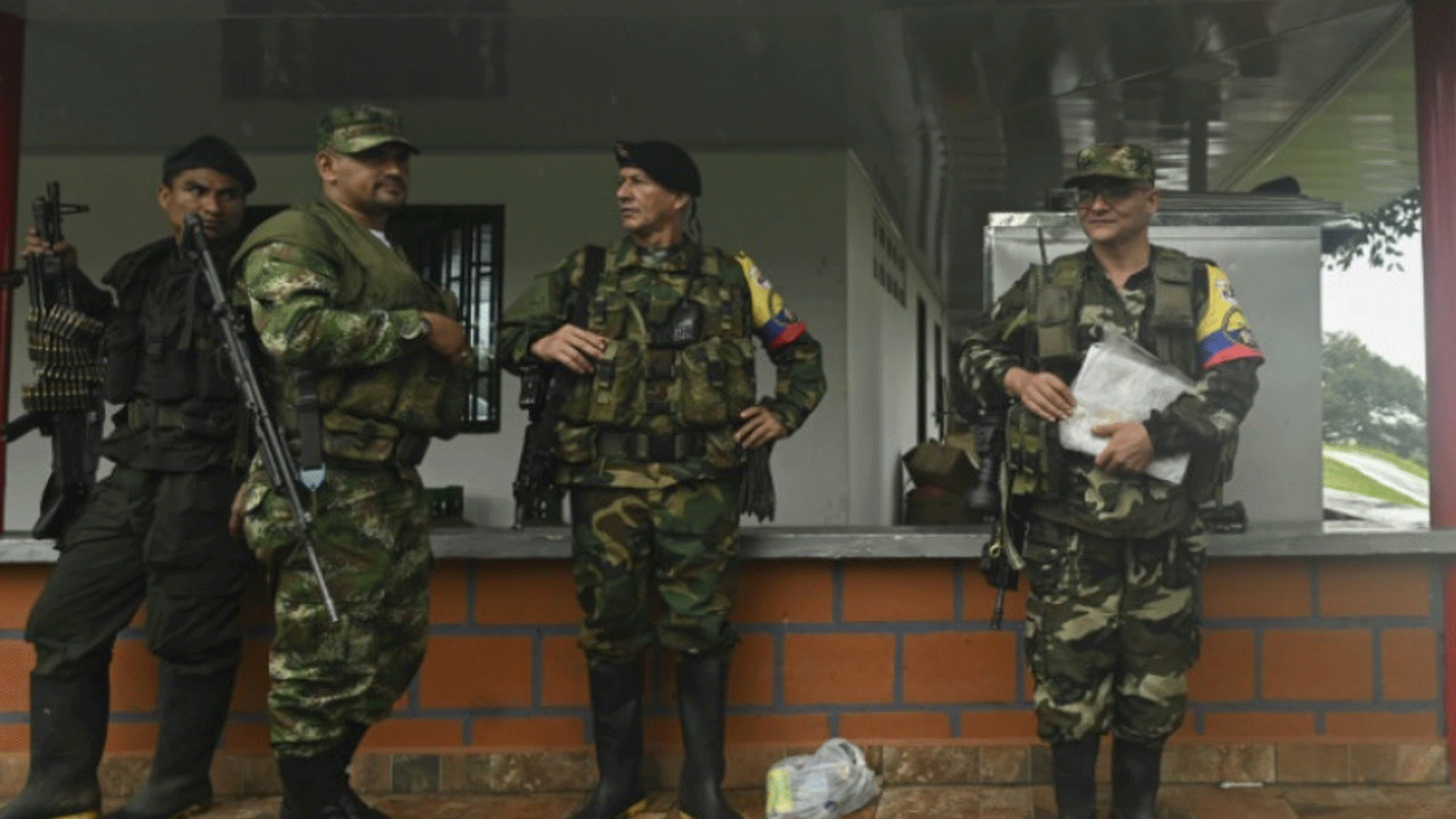 كبار قادة مجموعة EMC المنشقة عن القوات المسلحة الثورية الكولومبية (فارك) يجتمعون في مزرعة بجنوب كولومبيا