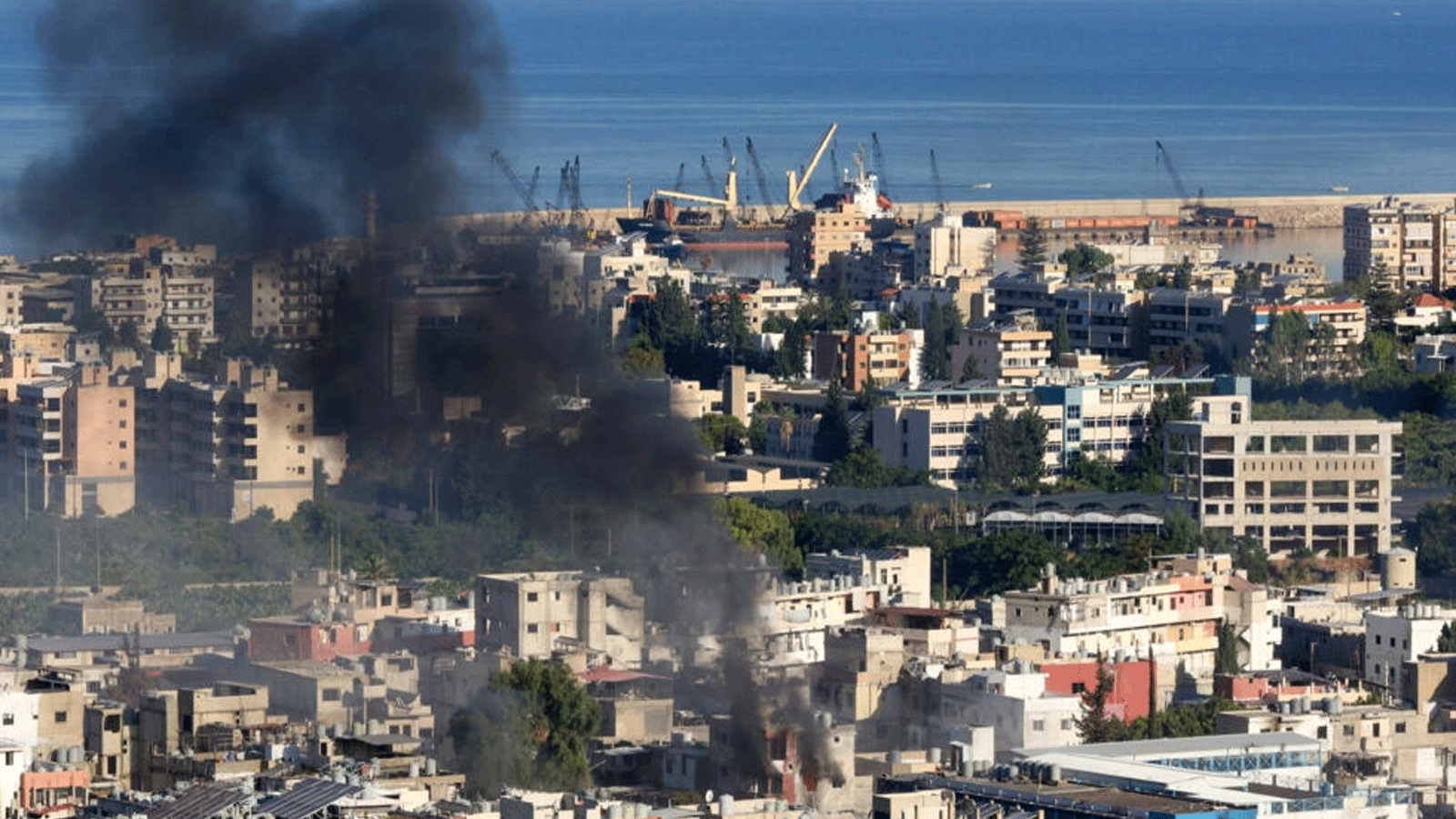 دخان يتصاعد خلال مواجهات يوم الجمعة في مخيم عين الحلوة للاجئين الفلسطينيين في لبنان