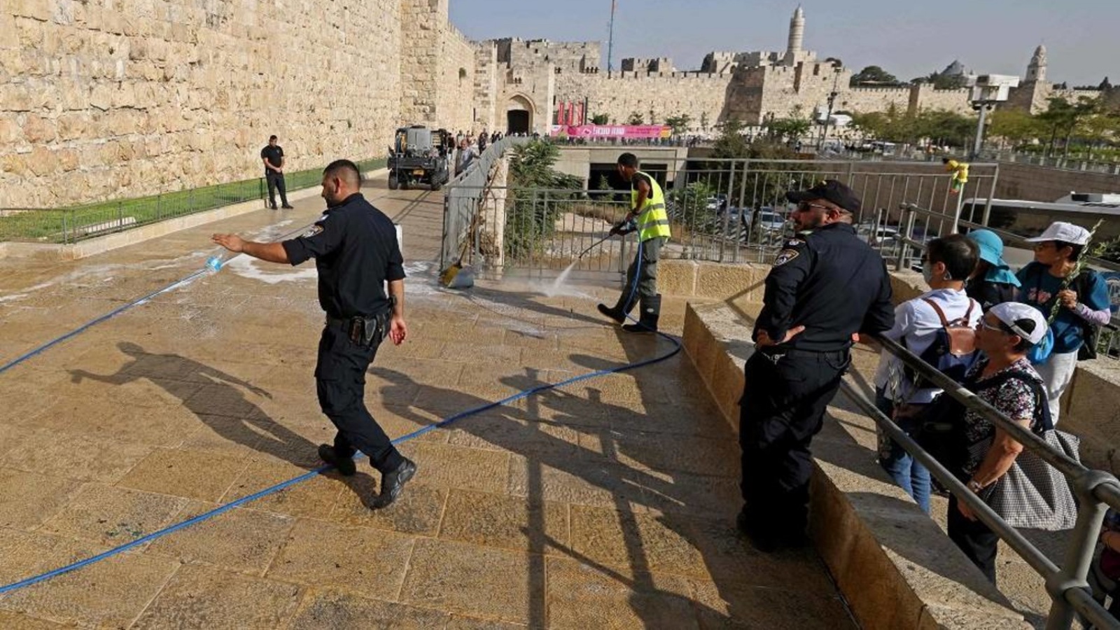 عامل ينظف موقع هجوم طعن بالقرب من باب الخليل خارج البلدة القديمة في القدس، 6 سبتمبر 2023