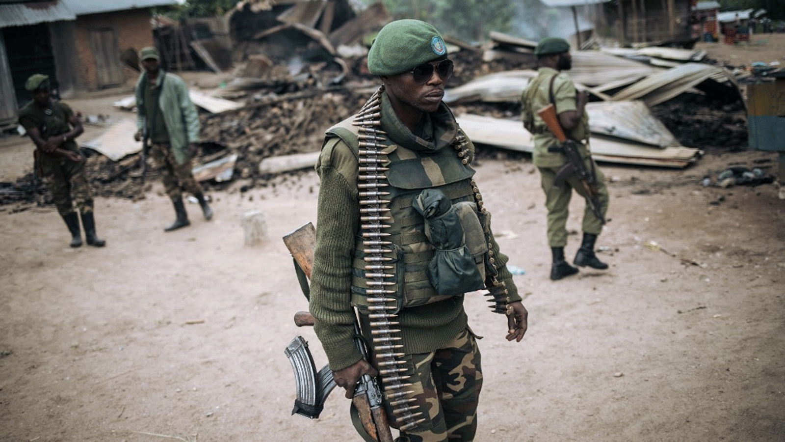 صورة أرشيفية لجندي من القوات المسلحة لجمهورية الكونغو الديمقراطية (FARDC) خلال دورية راجلة في قرية مانزالاهو بالقرب من بيني، في أعقاب هجوم ارهابي