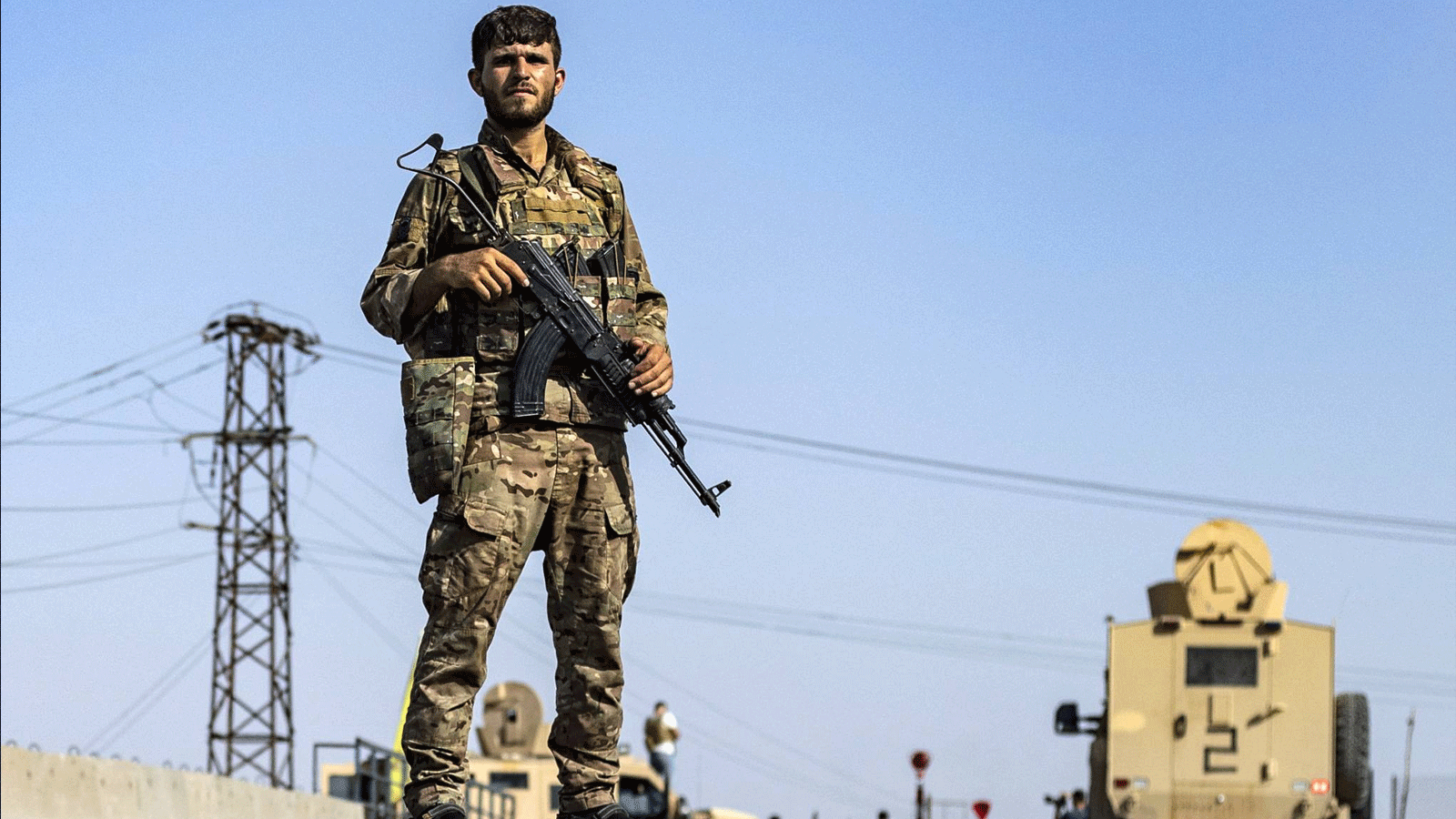 مقاتل من قوات سوريا الديمقراطية يقف حراسة في قرية البصيرة بمحافظة دير الزور، في 4 سبتمبر\ايلول 2023