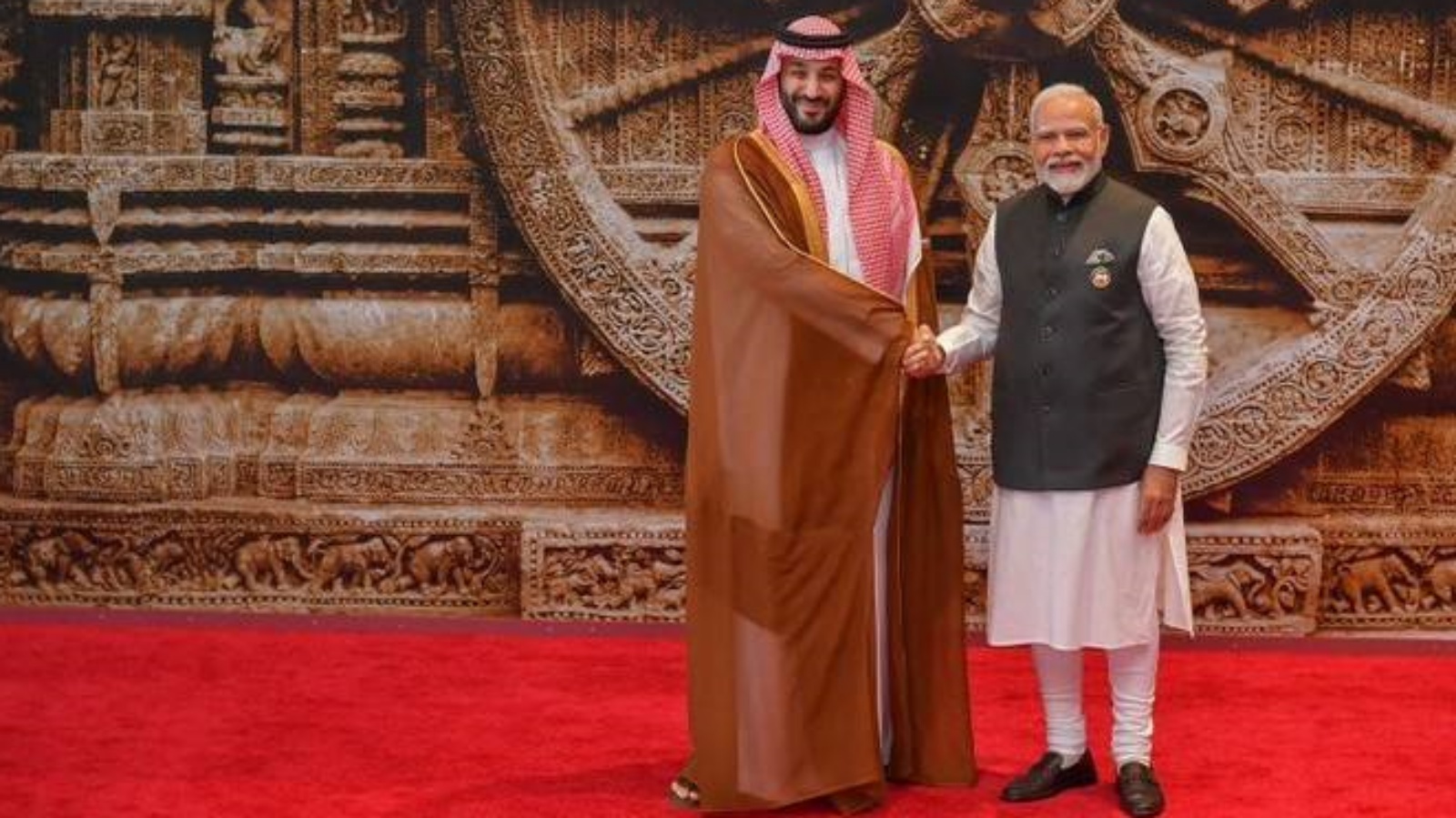 رئيس الوزراء الهندي خلال استقباله ولي العهد السعودي لدى وصوله لمقر انعقاد قمة مجموعة العشرين في نيودلهي (واس)