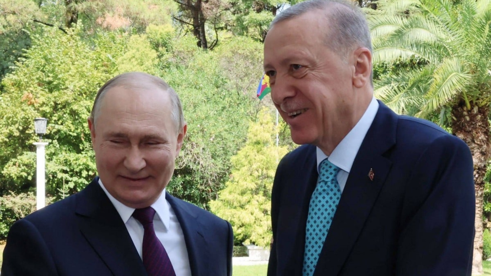 الرئيس الروسي فلاديمير بوتين (يسار) يرحب بالرئيس التركي رجب طيب أردوغان خلال لقائهما في سوتشي