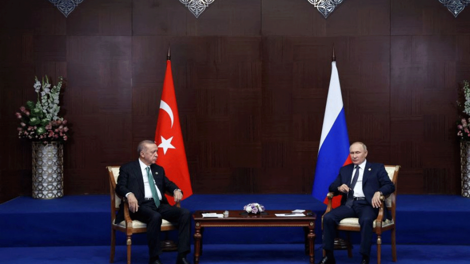 الرئيس التركي رجب طيب أردوغان (يسار) ونظيره الروسي فلاديمير بوتين (يمين) سيجتمعان يوم الاثنين في سوشي. 4 ايلول\ سبتمبر 2023