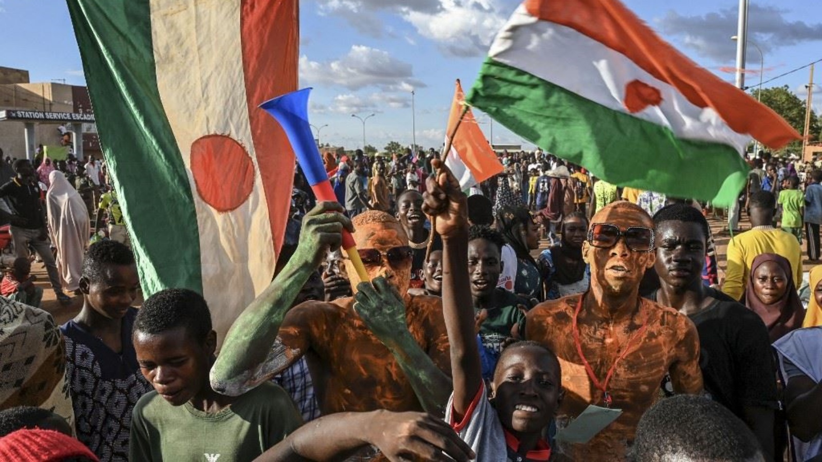 انصار للمجلس الوطني لحماية الوطن في النيجر تجمعوا امام القاعدة الجوية الفرنسية في نيامي 3 سبتمبر 2023