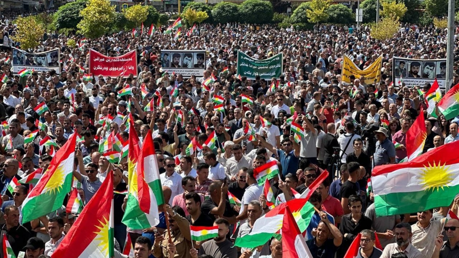 متظاهرون في مدينة دهوك العراقية الشمالية الثلاثاء 5 سبتمبر 2023 مطالبين بما يقولون انها حقوقهم التي تصادرها الحكومة المركزية في بغداد (قناة دجلة)