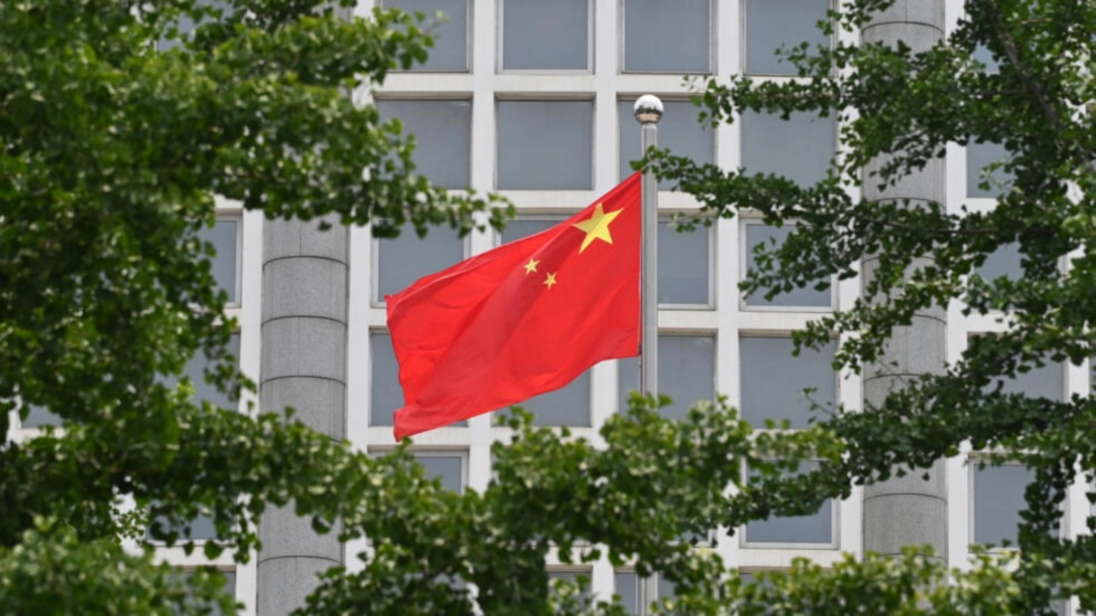 صورة مؤرخة في 26 تموز/يونيو 2023 لعلم الصين خارج وزارة الخارجية في بكين