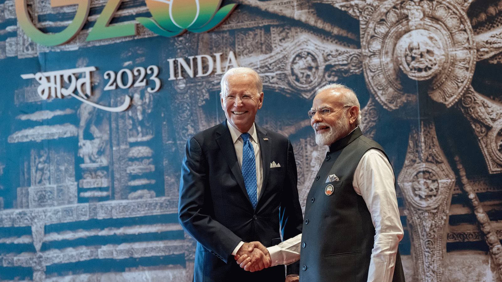 الرئيس الأميركي جو بايدن يصافح رئيس وزراء الهند ناريندا مودي