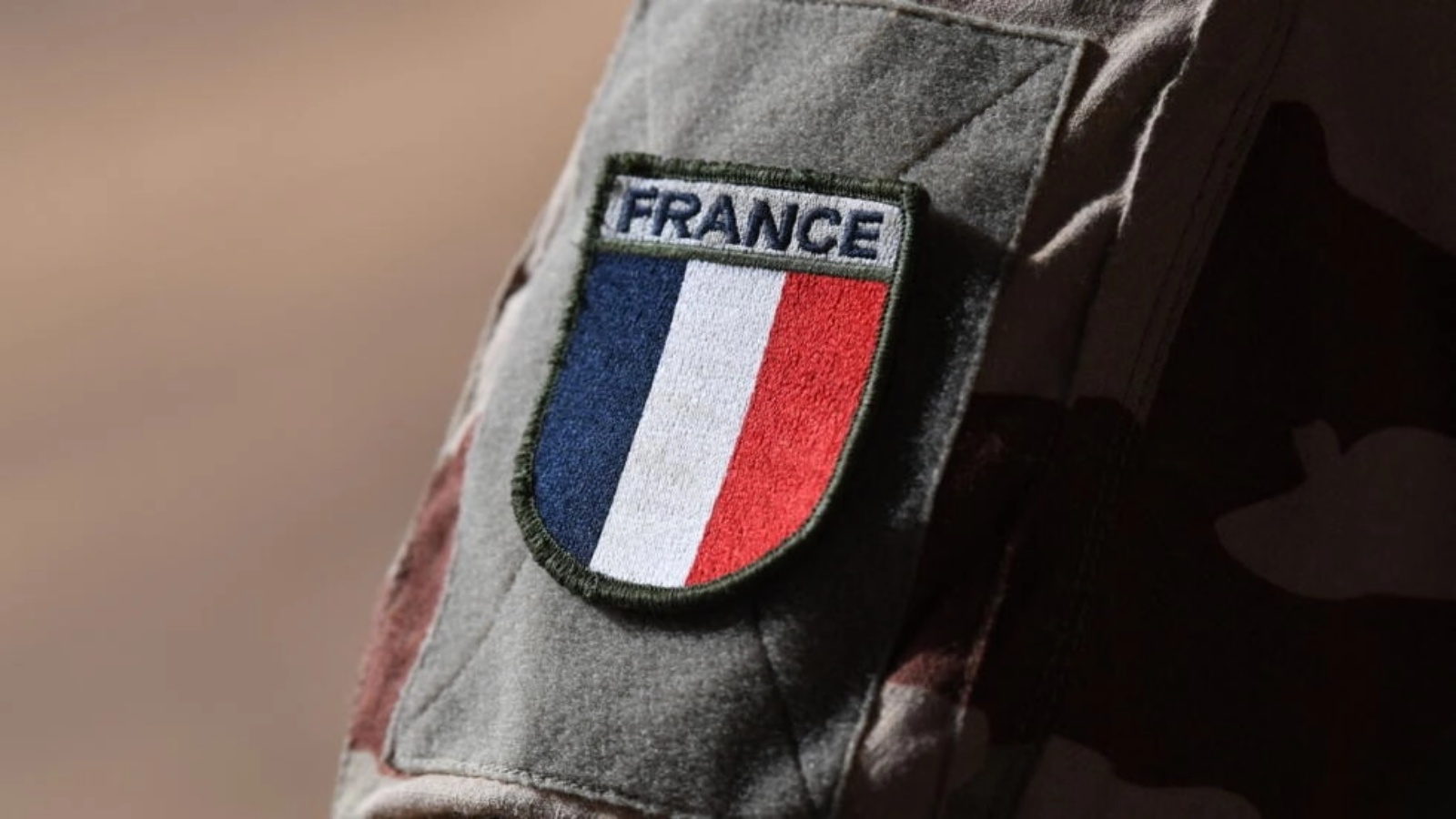 الشعار العسكري للجيش الفرنسي على زي جندي في نيامي، النيجر. 15 يوليو 2022