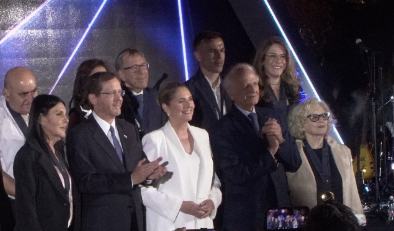 الرئيس الاسرائيلي ومستشار ملك المغرب خلال حفل تسليمه وساما اسرائيليا رفيعا 