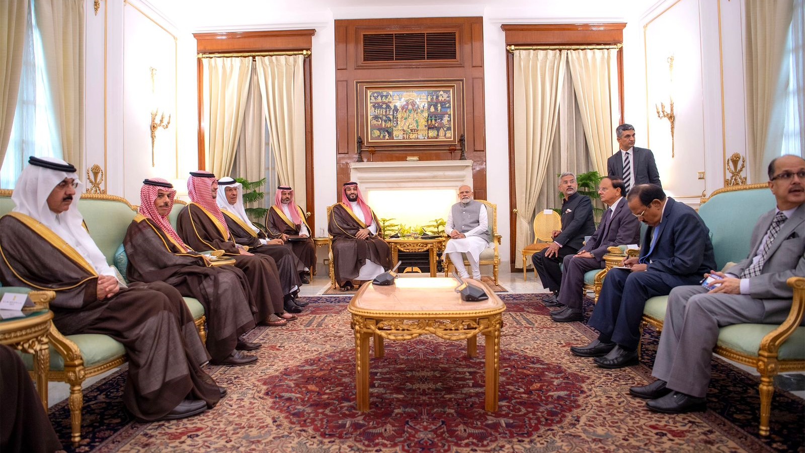 ولي العهد السعودي والوفد المرافق يلتقيان رئيس الوزراء الهندي في نيودلهي (واس)