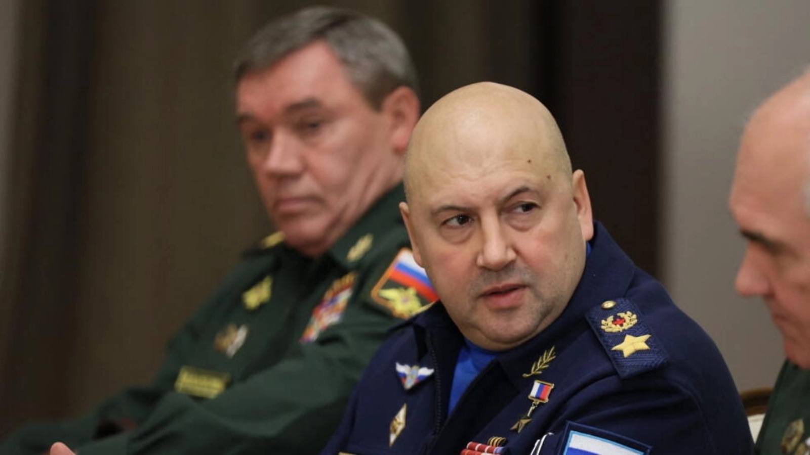 سيرجي سوروفيكين، نائب قائد القوات الروسية في أوكرانيا، يجلس بجوار القائد الأعلى للقوات الروسية، فاليري غيراسيموف، في 3 نوفمبر 2021.