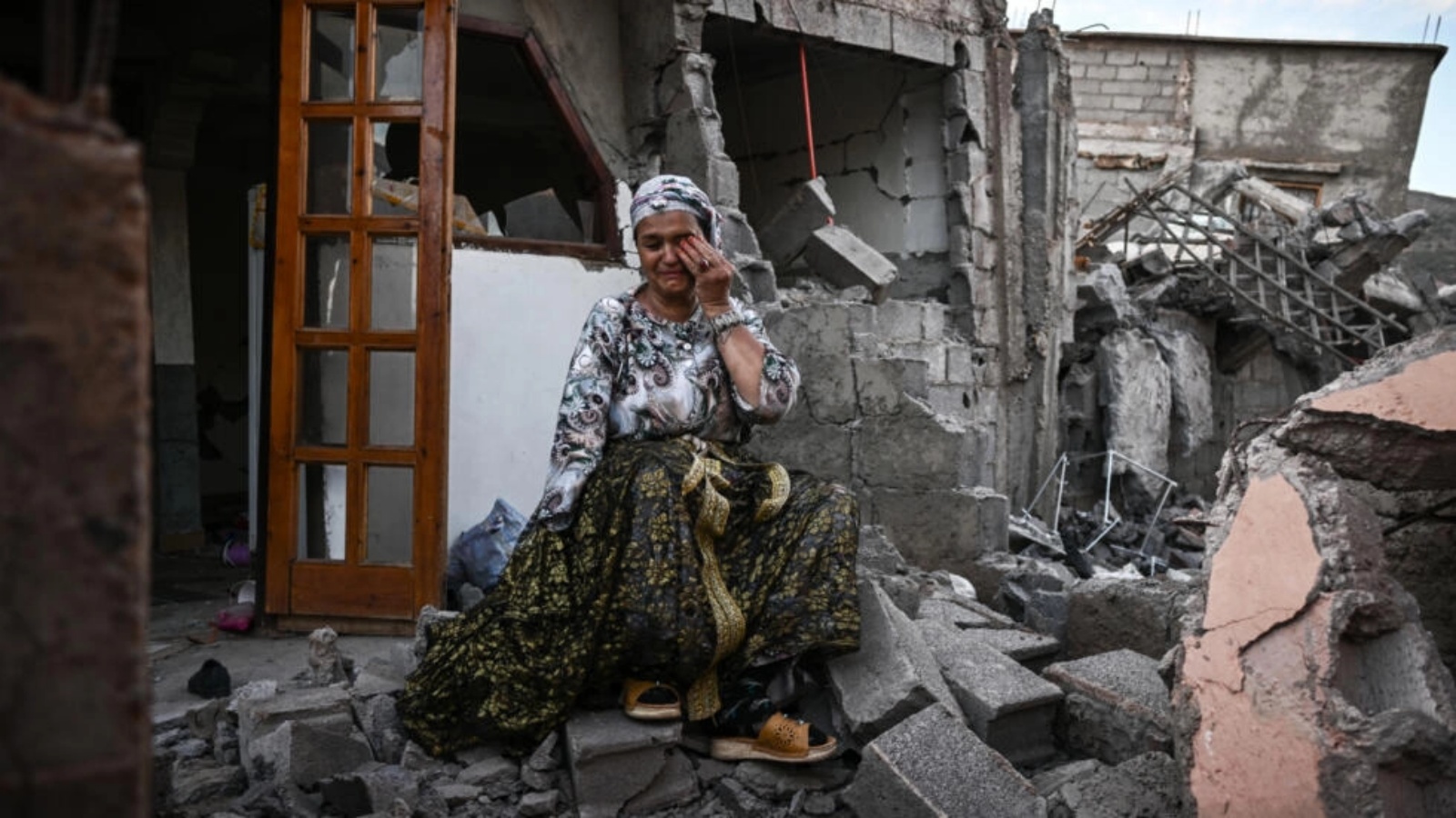 ناجية من الزلزال المدمّر في المغرب تبكي وسط أنقاض منزلها في قرية مولاي ابراهيم في إقليم الحوز الجبلي في العاشر من سبتمبر 2023 