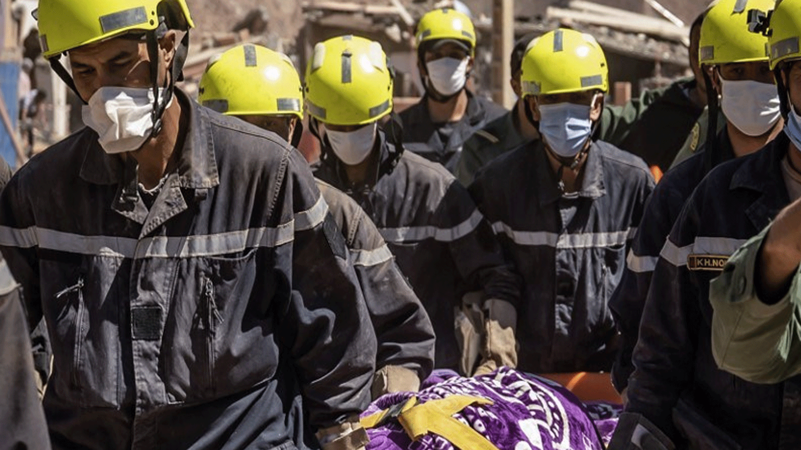 رجال الإنقاذ المغاربة ينقلون جثة من تحت الأنقاض في قرية طلعت يعقوب بإقليم الحوز في المغرب الذي ضربه الزلزال. 11 أيلول\سبتمبر 2023