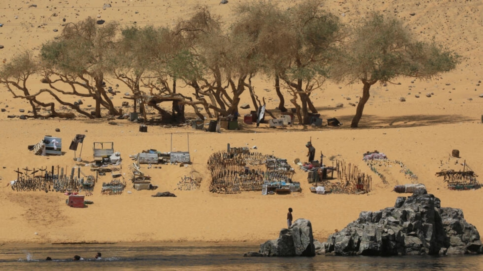 سودانيون فروا من الحرب في بلدهم على ضفة نهر النيل في مدينة أسوان في الثامن من سبتمبر 2023