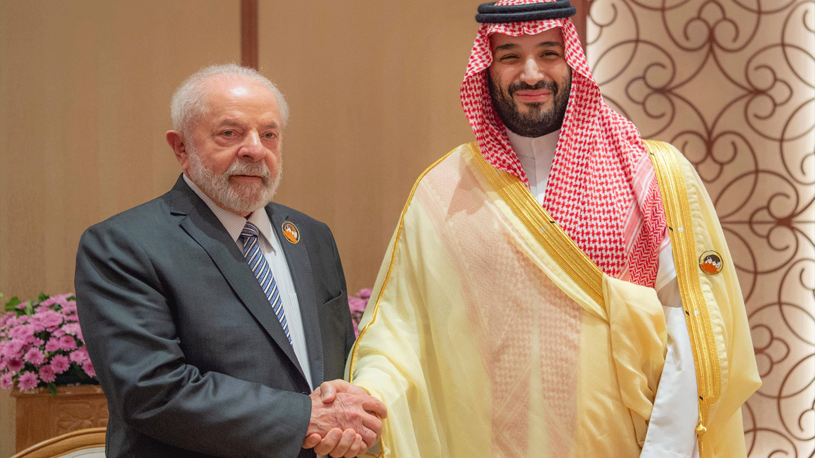 ولي العهد السعودي الأمير محمد بن سلمان يصافح الرئيس البرازيلي لولا دا سيلفا في قمة العشرين المنعقدة في نيودلهي