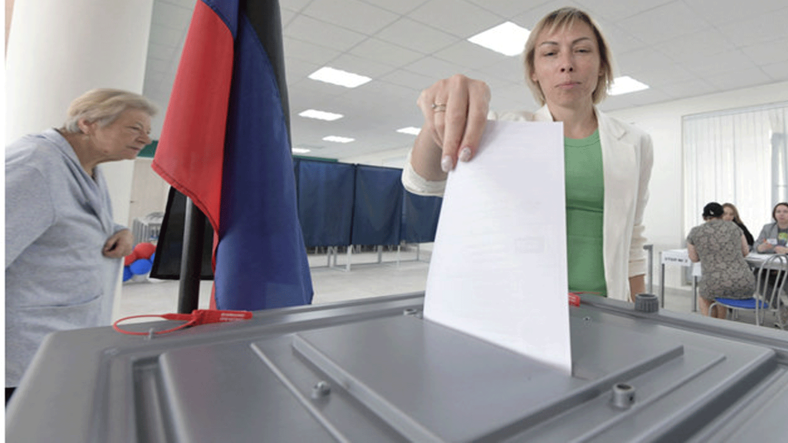 امرأة تدلي بصوتها في مركز اقتراع خلال الانتخابات المحلية التي نظمتها السلطات التي نصبتها روسيا في دونيتسك، أوكرانيا التي تسيطر عليها روسيا، في 8 ايلول\ سبتمبر 2023