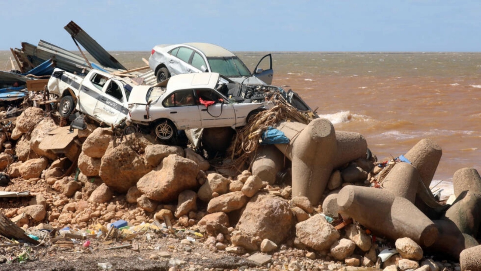 سيارات جرفتها الفيضانات التي اجتاحت درنة على ساحل شرق ليبيا في 14 سبتمبر 2023