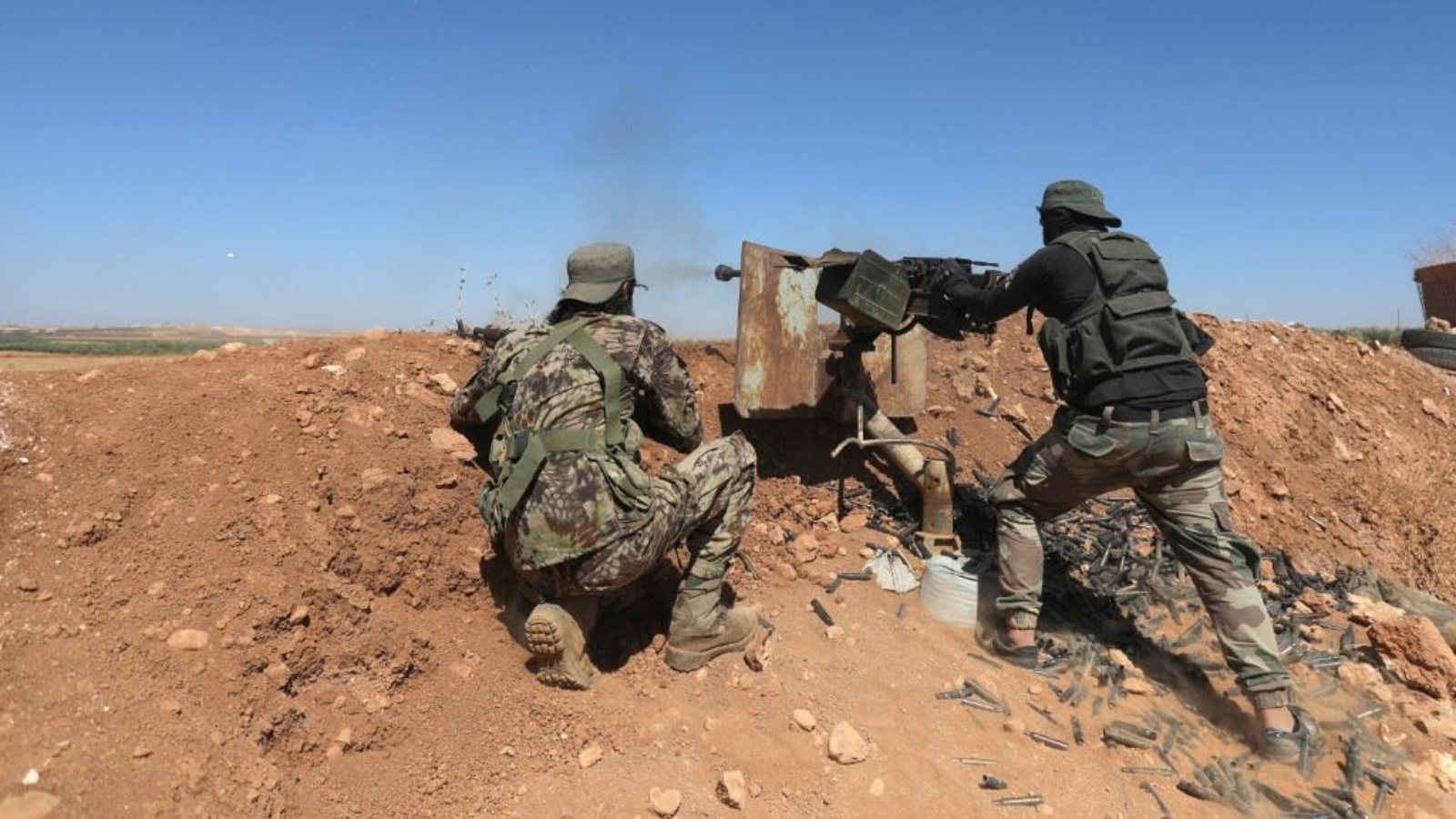 مقاتلون من القوات المدعومة من تركيا على خط المواجهة في بويهج- بوغاز- كورهيوك على مشارف منبج في شمال شرق سوريا، خلال قتالهم مع قوات سوريا الديموقراطية 6 سبتمبر 2023