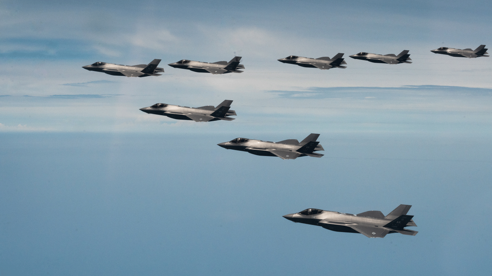 ثماني مقاتلات من طراز F-35A تحلق في تشكيل خلال التدريبات الجوية المشتركة بين كوريا الجنوبية والولايات المتحدة
