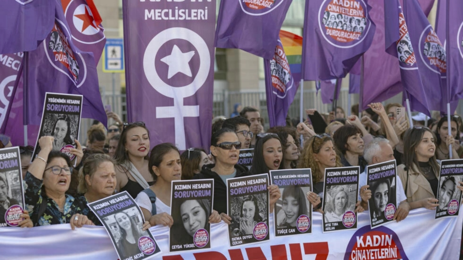 تظاهرة دعم لجمعية نسوية امام المحكمة حيث تجري جلسات محاكمتها في اسطنبول في 13 سبتمبر 2023